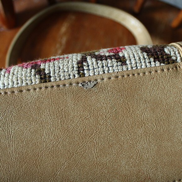 Tan floral carpet style double handle 4 metal feet zipper closure hand bag - Picture 9 of 9